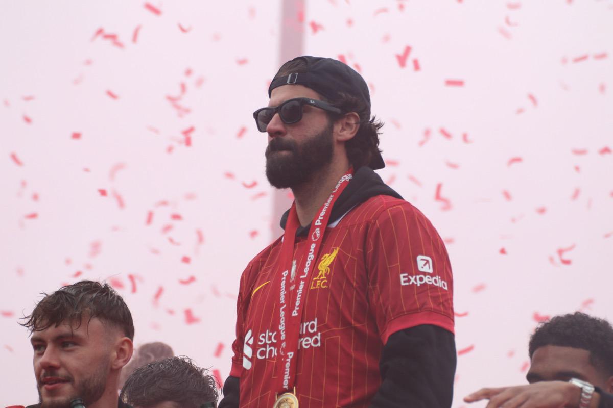 萨拉赫官宣离队，阿利松泪目回应：七年兄弟就此别过？